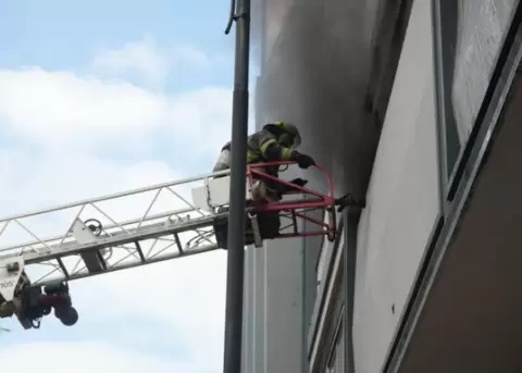 Bomberos de Guayaquil,  asistiendo el incendio en un edificio ubicado en las calles Chimborazo, entre Col�n y Sucre