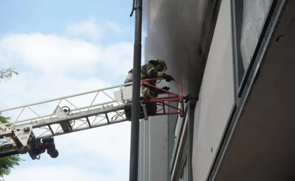 Incendio en el centro de Guayaquil moviliza a ocho unidades de bomberos