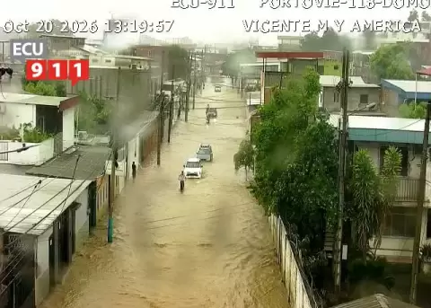 Lluvias inundan calles y complican la movilidad en varios sectores de Portoviejo