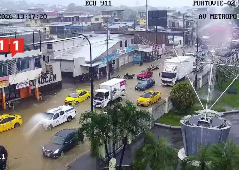 Las lluvias de este martes 20 de octubre inundaron varias calles de Portoviejo, Manab�.