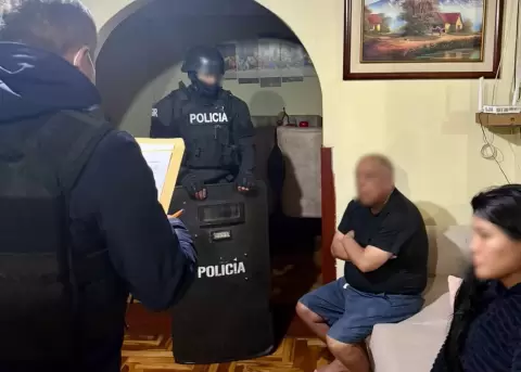 Cuatro presuntos integrantes de red que estafaba a adultos mayores con el "cambiazo" en Quito y Alaus� fueron detenidos.