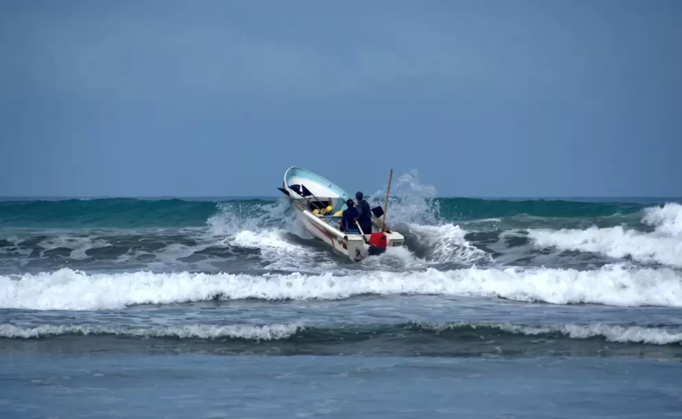Playas de Ecuador registran amenazas por oleaje