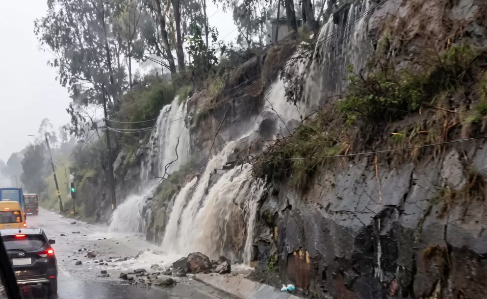 Lluvias inundan al menos seis casas y varias v�as en Carapungo, norte de Quito