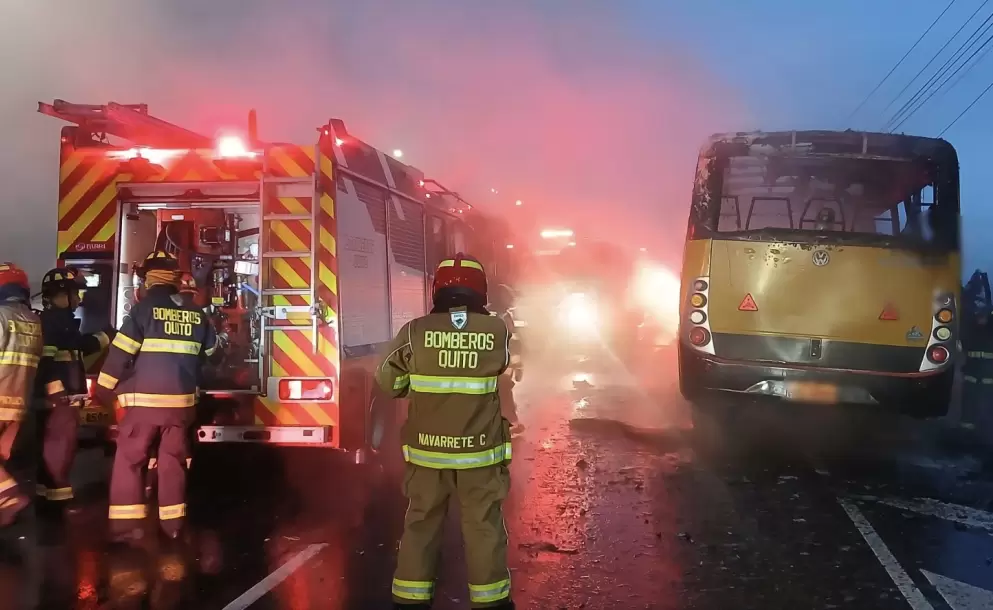 Incendio vehicular en la avenida Velasco Ibarra provoca congesti�n en Quito