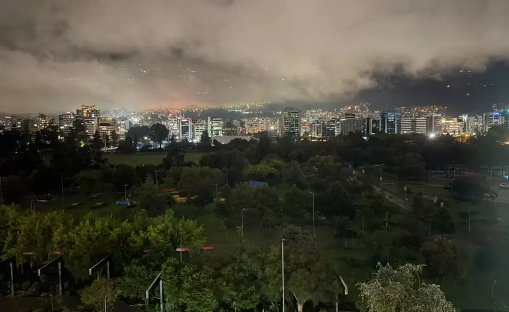 El parque La Carolina queda a oscuras tras una afectaci�n en las redes el�ctricas de Quito