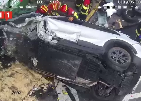 Tres veh�culos estuvieron involucrados en un siniestro de tr�nsito en San Antonio de Pichincha, al norte de Quito. El accidente dej� dos personas fall
