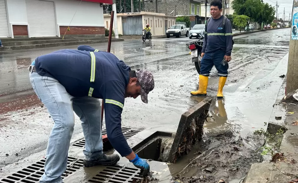 Fuertes lluvias provocan da�os e inundaciones en Manta