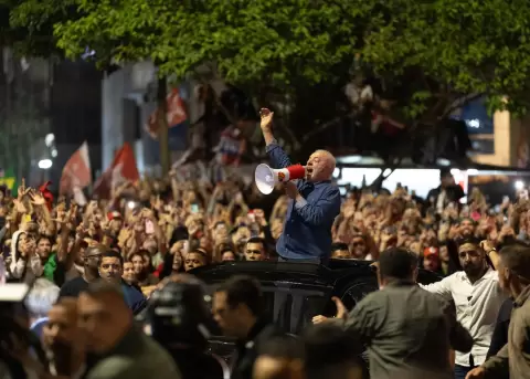 El presidente de Brasil, Luiz In�cio Lula da Silva, celebra en S�o Paulo tras haber ganado la reelecci�n, el 25 de octubre de 2026.