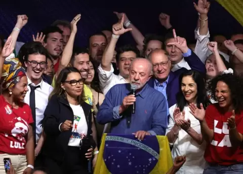 El presidente de Brasil, Luiz In�cio Lula da Silva, pronuncia un discurso tras ganar las elecciones presidenciales.