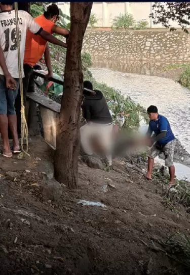 Joven arrastrado por una zanja.