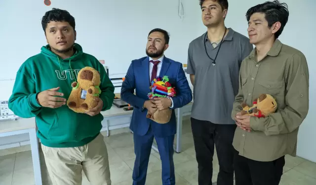 Josu� Esp�n (i) junto a sus compa�eros Mateo Fabara (c-d) e Israel Robayo (d), y su profesor de la UTE, Wilson Pav�n.
