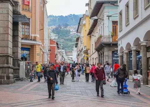 Personas recorren el Centro Hist�rico de Quito.