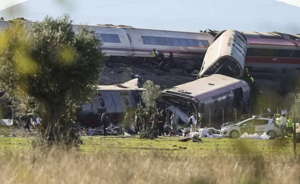 Tres d�as de luto, al menos 68 muertos y el fallecimiento de una exministra: el accidente ferroviario que sacude a Espa�a a un mes de elecciones