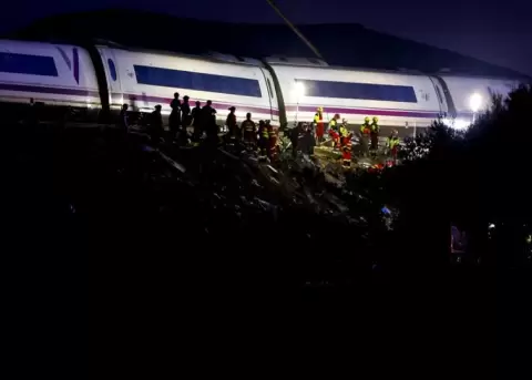 Servicios de emergencia trabajan en el lugar del accidente de dos trenes en Espa�a.