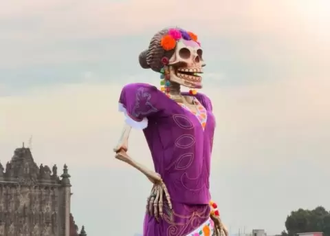 M�xico construye la Catrina m�s grande del mundo.